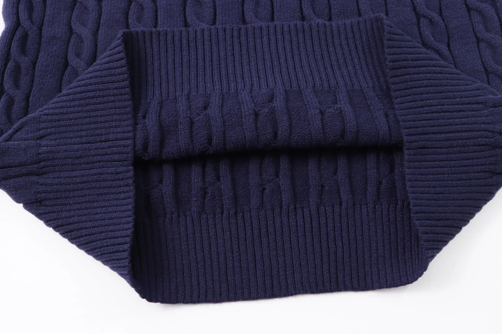P210 [Ralph Lauren round neck solid color pony embroidery logo twist knitted sweater] ✅Ralph Lauren classic basic versatile knitted pullover crew neck sweater for men and women ✅Main supplier platform live broadcast Wholesale entity Replenish when out of stock will not be removed from the shelves ✅ZP quality 1:1 pattern making Scan the code to enter the GF website Counter quality ✅Detailed quality is the only one in Guangzhou Imported quality cotton yarn Focus on high-end cost-effective Good quality Needless to say ✅The version is restored to the original version. The maximum size can be worn up to 1105 pounds. Loose, comfortable and stress-free. ✅The upper body is simple and easy to match. A must-have for ootd. Good-looking clothes are never picky. A must-have in couples’ wardrobes. Size: S-XL. Color: black, white, gray, royal blue, pink, sky blue, khaki.